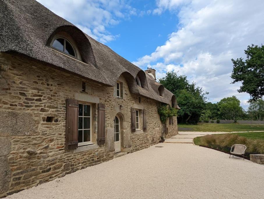 Maison Typique Bretonne Avec Toit De Chaume Camors Exteriör bild