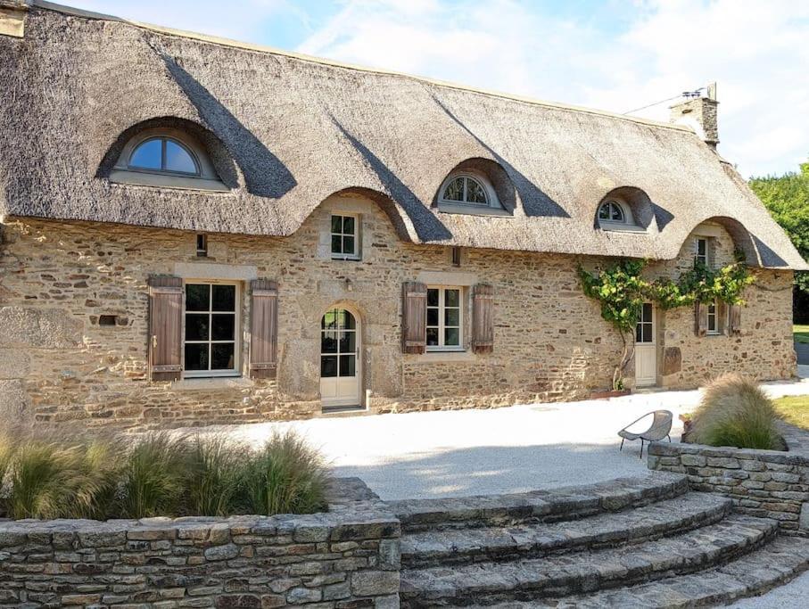 Maison Typique Bretonne Avec Toit De Chaume Camors Exteriör bild